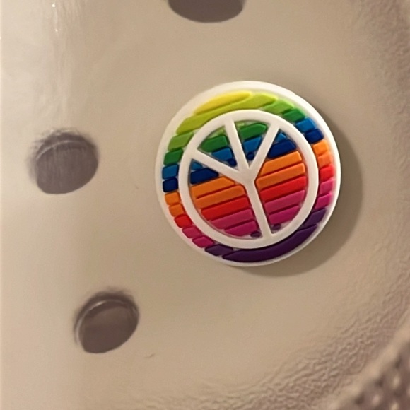 CROCS Jibbitz Feel the Love 3 Pack Includes Peace Sign, Rainbow & I Love - Picture 5 of 6